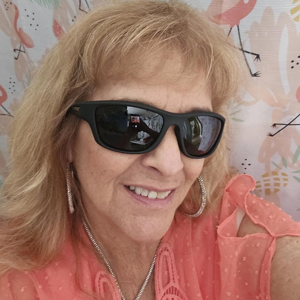 Sunglasses black and gray new good for the beach.The pool for a walk.